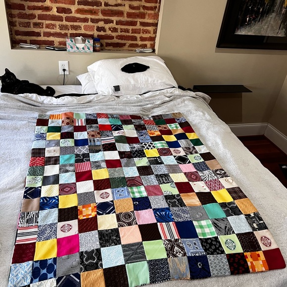 ****SOLD****Grandma’s Supreme Quilt! 👵🏽 🪡👒🧳🧵 (kitty not for sale) - Picture 9 of 9